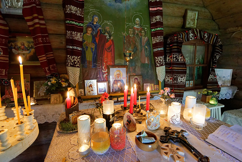 毎週日曜日に祈りを捧げる。リーナマエさんによると、この土地でもコルホーズにより水車や家畜などが接収され、ソ連崩壊後に返還されたという