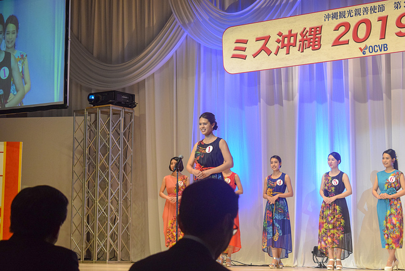 エントリーナンバー1番、譜久里美樹さん。清掃会社で営業販売をしており、「直接お客さまと接するなかでウチナーンチュの温かさを改めて感じている」とのこと
