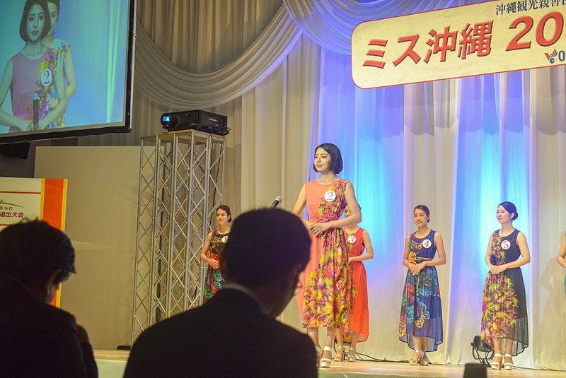 エントリーナンバー2番、玉城真由佳さん。約1年間アメリカで将来の沖縄振興に向けて勉強した経験、大学で学んだ沖縄の歴史・文化などの琉球学を活かしていきたいとアピール