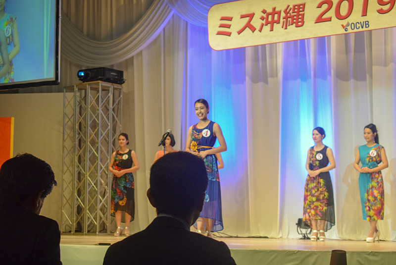 エントリーナンバー4番、渡慶次秋穂さん。自分をひとことで表わすと「紅芋」。紅芋が料理やお菓子に姿を変えても味が変わらないように、自分も常に向上心と笑顔が変わらない人でありたいとのこと