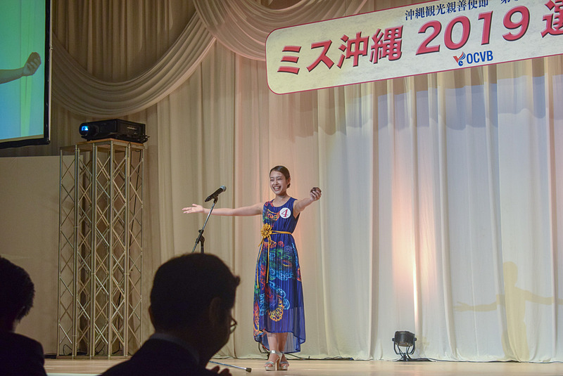 「特技は誰よりも紅芋を美味しく食べられること」と実際に食べてみせて笑いを誘った