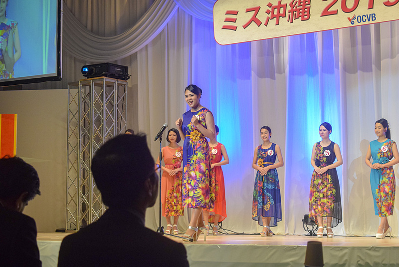 エントリーナンバー8番、金城希さん。9年間観光バスガイドとして働き、沖縄の魅力を伝えている。2017年には那覇キャンペーンレディも務めた経験を持つ
