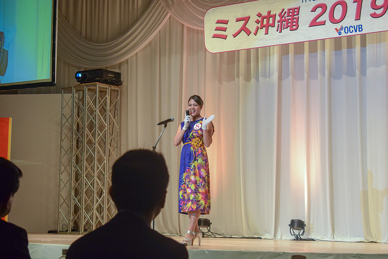 実際に仕事で行なっているバスガイドのトークを披露。「安里屋ユンタ」も歌って聞かせた