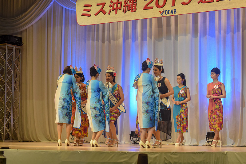 ミス沖縄2018から王冠とたすきが引き継がれた