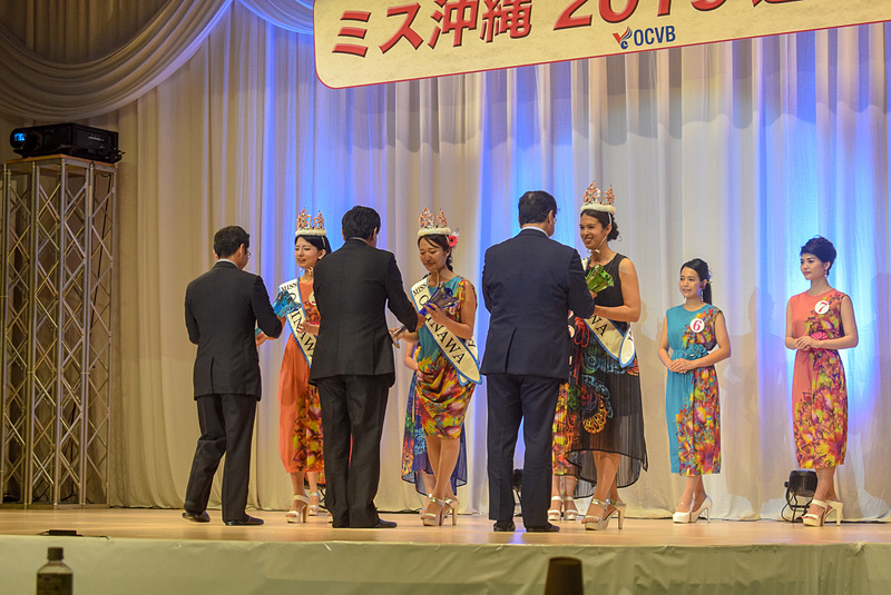 トロフィーは琉球ガラス製