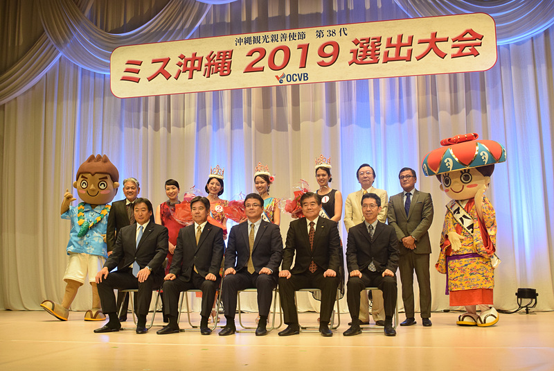 ミス沖縄2019、審査員、マハエちゃん＆マハ朗くんがそろって記念撮影