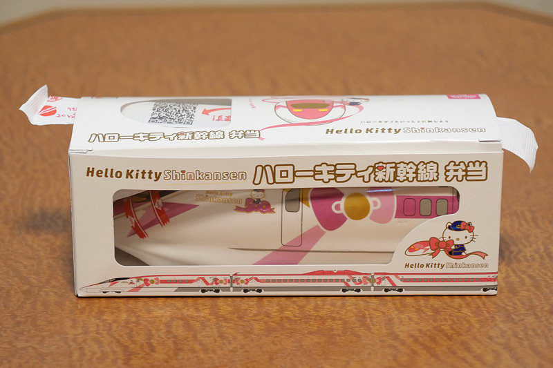 外箱にもハローキティが描かれて、かわいい仕上がり。ハローキティ新幹線の魅力も記されている