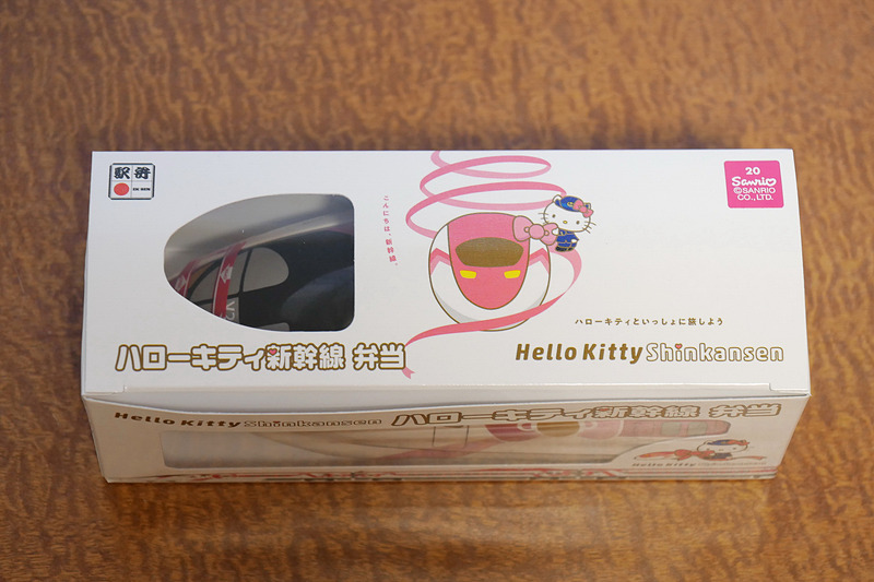 外箱にもハローキティが描かれて、かわいい仕上がり。ハローキティ新幹線の魅力も記されている