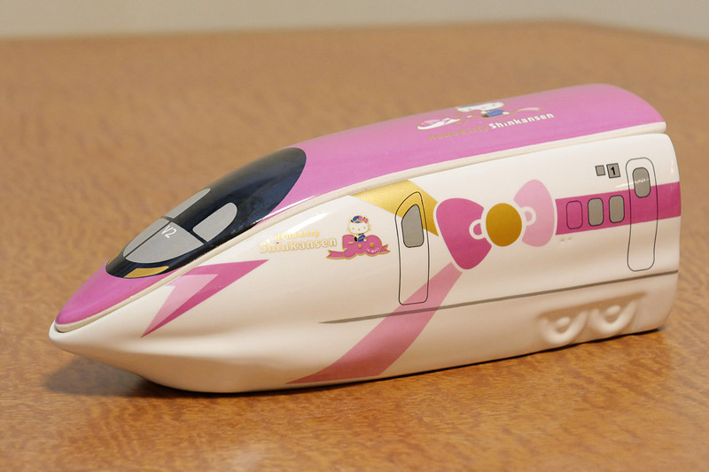 淡路屋の「ハローキティ新幹線弁当」。陶器の弁当箱はハローキティ新幹線の500系先頭車両をデフォルメしつつ再現している