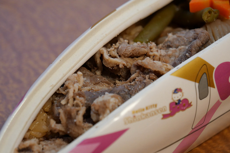 甘く煮付けられた牛肉は、大人から子供まで楽しめる美味しさ