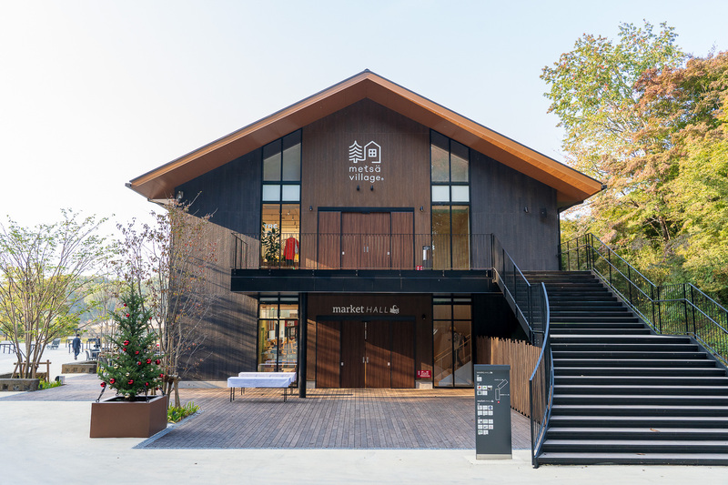 正面に見えてくるのが2階建てのマーケットホール
