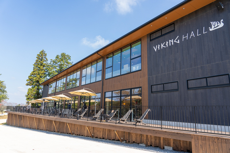 こちらはレストラン棟。晴れた日には湖を見ながらのテラス席がお勧めです