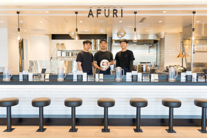 まったく違和感なく超スタイリッシュな外観の「らーめんAFURI」。スタッフさんもとっても親切です