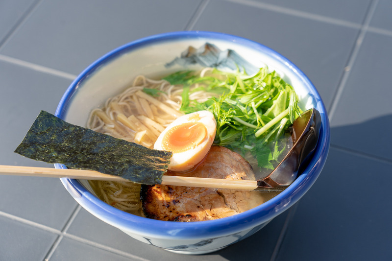 一番人気だという柚塩らーめん（1080円）。好みで3種類の麺が選べるのがポイント。これから寒くなる時期にぴったりですわね