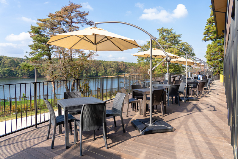 湖を見ながらのんびりするにはもってこいのテラス席