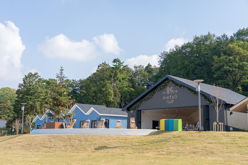 こげ茶色の建物がイベント・催事スペースのメッツァホール