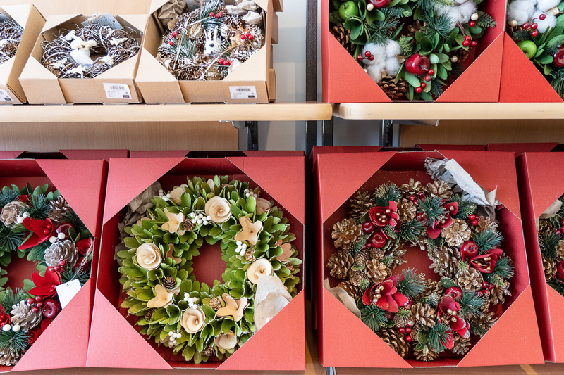 実は私、このクリスマスリースを買ってきました！