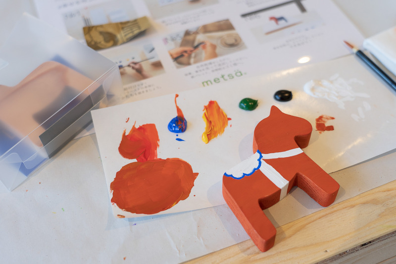 幸せを呼ぶ、メッツァダーラヘストの絵付け体験は1000円で開催していました。大人も夢中になって参加できるプログラムがいっぱい