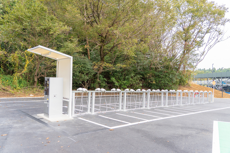 立体駐車場の横には自動二輪者（オートバイ）置き場。30台分あります