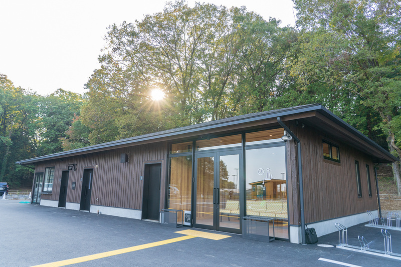 こちらはバスの待合所＆トイレ。横に自転車置場（無料）があります