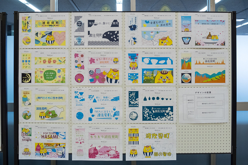 デザインは波佐見高校 美術・工芸科の生徒がそれぞれ提出。その全29作品がセレモニーに展示され、生徒も空港に集まった