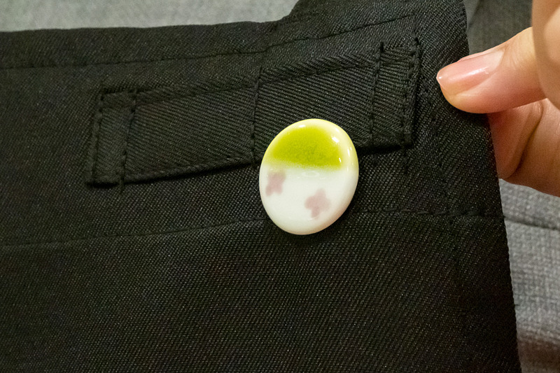 こちらはソラシドエアのコーポレートカラーでデザインされた波佐見焼のボタン