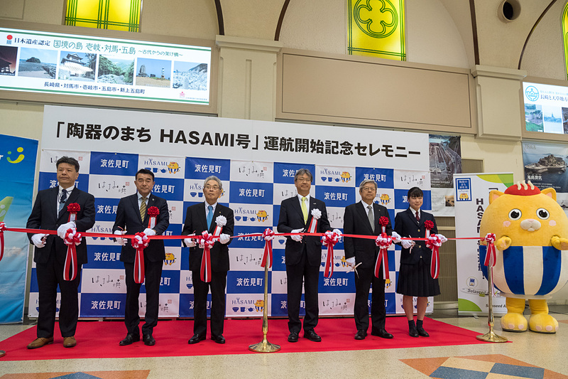 関係者が並んでテープカット