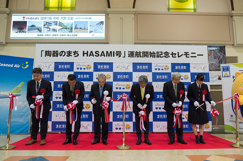 関係者が並んでテープカット