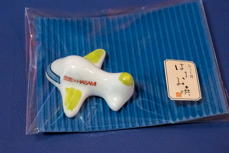 ソラシドエアの機体をモチーフにした波佐見焼の箸置き