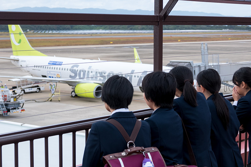 展望デッキに波佐見高校 美術・工芸科の生徒が集合