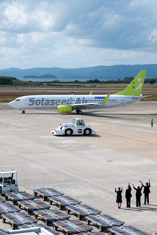 出発していく「陶器のまちHASAMI号」を地上と展望デッキからお見送り