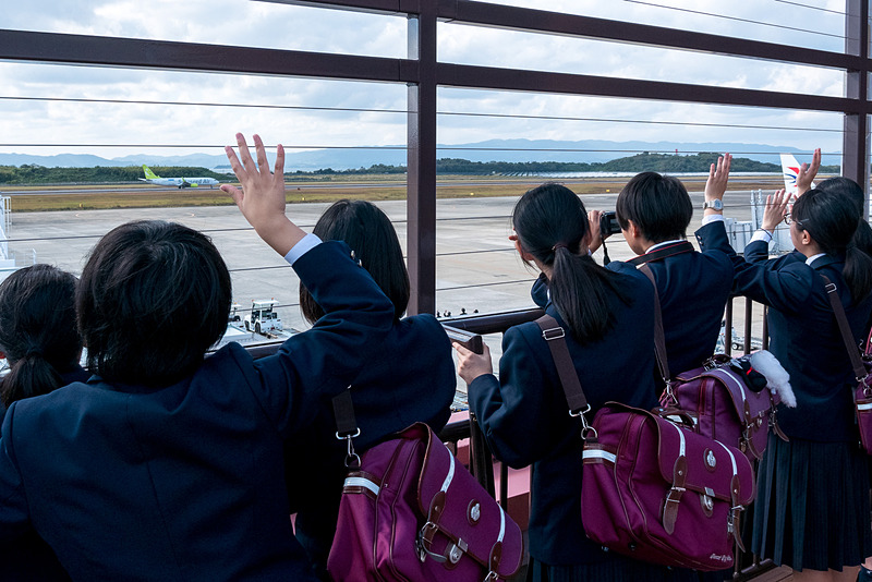 出発していく「陶器のまちHASAMI号」を地上と展望デッキからお見送り