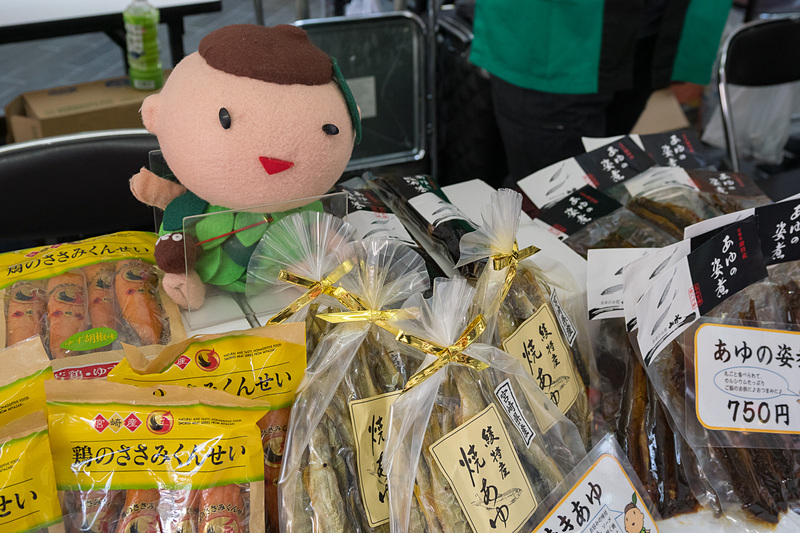ユネスコエコパークに登録されている宮崎県綾町はマスコットキャラクター「もりりん」のぬいぐるみも売り子さんに。綾川で獲れた鮎や、若鶏のささみ、日向夏のジュースなどを販売