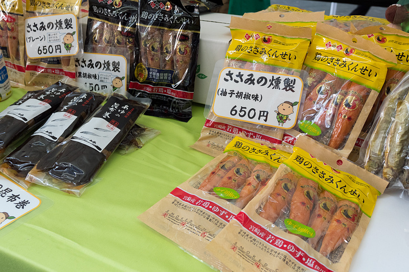 ユネスコエコパークに登録されている宮崎県綾町はマスコットキャラクター「もりりん」のぬいぐるみも売り子さんに。綾川で獲れた鮎や、若鶏のささみ、日向夏のジュースなどを販売