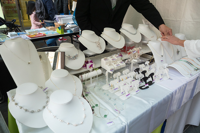 熊本県天草広域本部からは有限会社苓北真珠が出展。真珠製品を販売している。ちなみに天草では真珠アクセサリーの制作体験などもできる