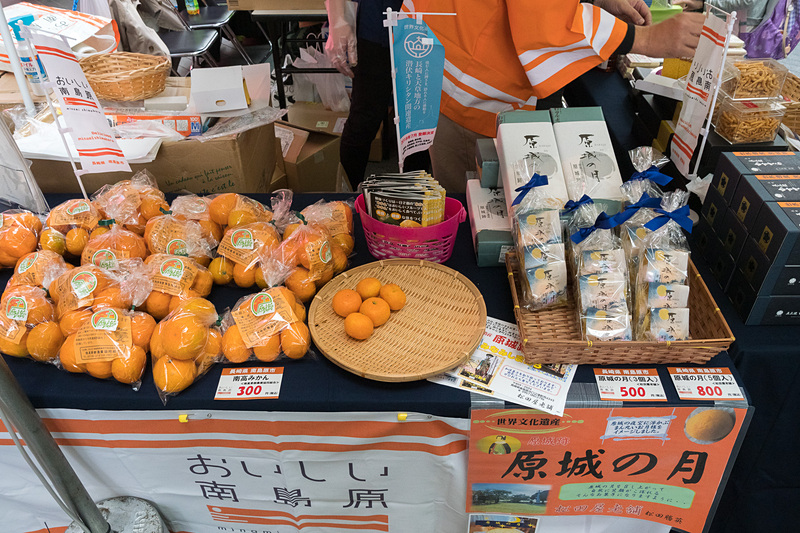 長崎県南島原市のマルシェでは、潜伏キリシタン関連遺産として世界遺産登録された原城のお土産の一つ「須崎屋 五三焼カステラ」や、名物の「手延べそうめん」などを販売。カステラや南高みかんの試食なども