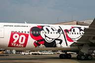 90周年のミッキーマウスが9つの表情を見せる特別塗装機「JAL