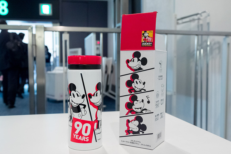 機内販売されている「JALオリジナル ミッキーマウス 90周年デザイン ステンレスボトル」（3000円、JALカード価格2700円）