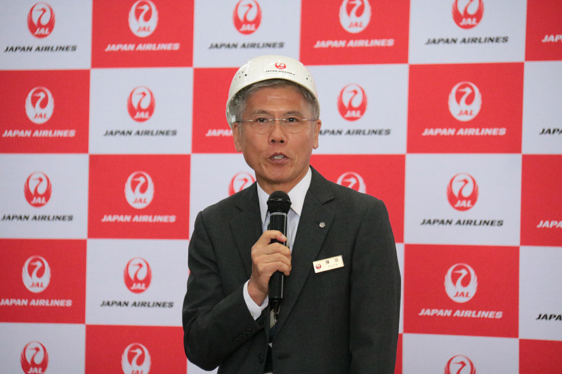 参加者を激励する日本航空株式会社 代表取締役副社長 藤田直志氏。昼休憩の前に行なわれた「貨物早積競争」（コンテナのなかに、危険物などを分別しながら、効率よく大きさの異なる段ボールを詰め込む時間を競う競技）にも、ほかの役員とともに参加していた
