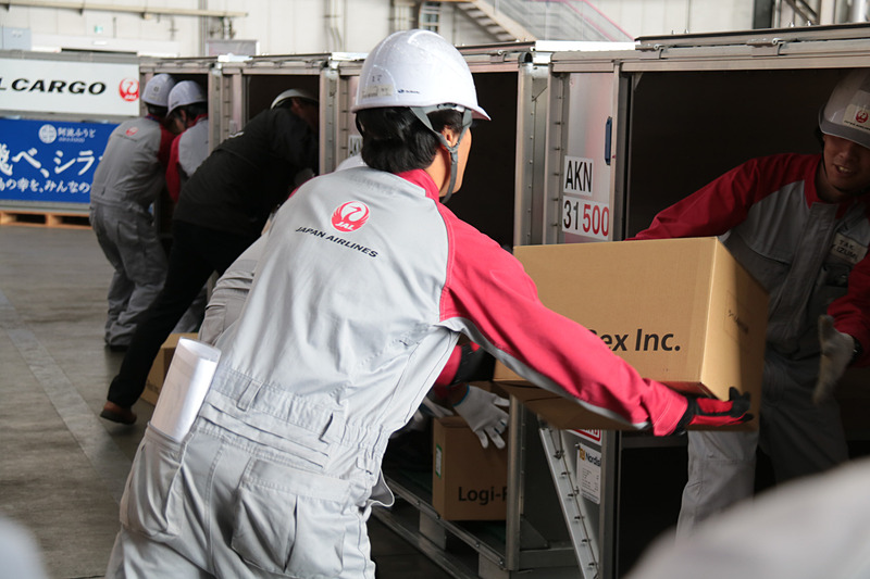 こちらは各空港対抗の「貨物早積競争」の模様。各回2つの空港で競い、買ったチームにはJALのロゴ入りタオルが渡されていた
