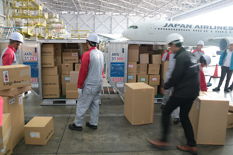 こちらは各空港対抗の「貨物早積競争」の模様。各回2つの空港で競い、買ったチームにはJALのロゴ入りタオルが渡されていた