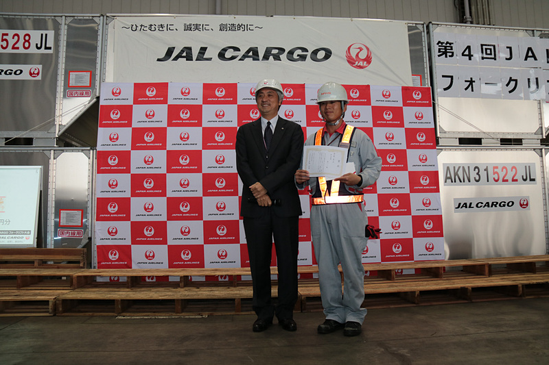 写真左から、個人戦優勝の成田空港の曲木光平さん、2位の伊丹空港の畑雄一郎さん、3位の松山空港の村口一さん