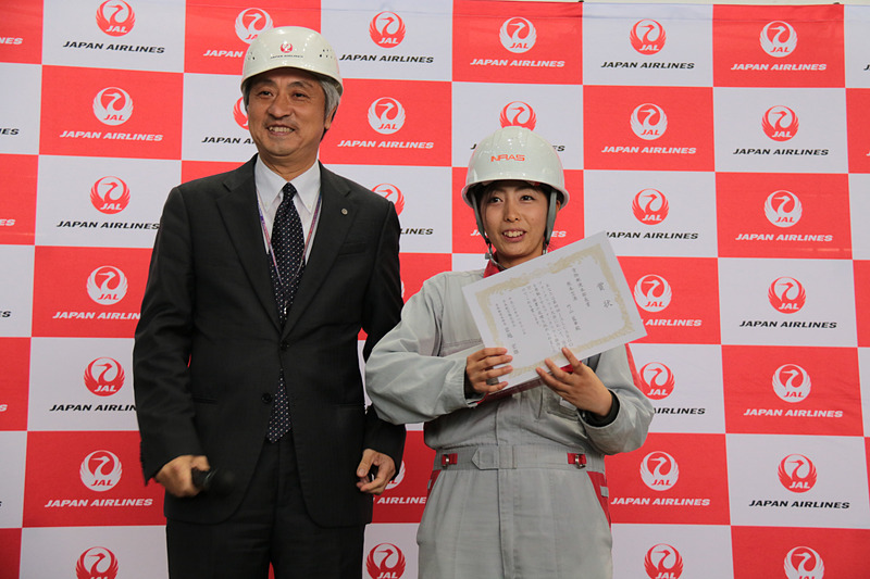 役員賞は三沢空港の大滝信代志さん（写真左）と熊本空港の竹山藍華さん（写真中央）。賞状とモデルプレーンが贈られた