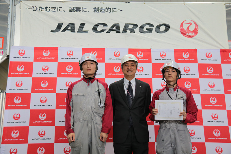 写真左からチーム戦優勝の成田空港の曲木光平さんと名雪翔太さんのコンビ、2位は那覇空港の中山武年さんと登野盛大輔さんのコンビ、3位は羽田空港（国内）の三宅倫史さんと齋木佑介さんのコンビ