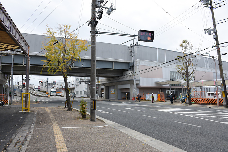 南吹田駅は新大阪駅から見ると北東、神崎川を渡ってすぐのところにある。出口は一か所