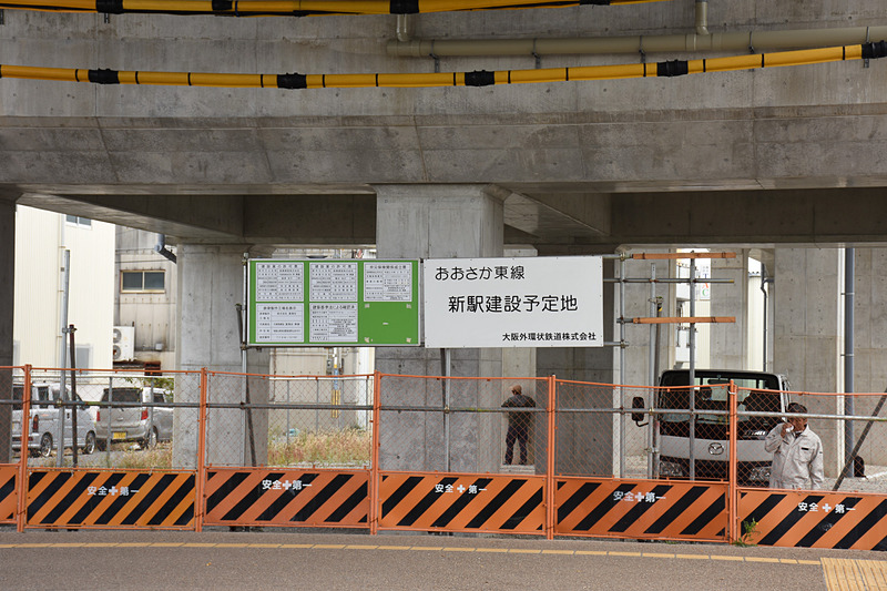 南吹田駅は新大阪駅から見ると北東、神崎川を渡ってすぐのところにある。出口は一か所