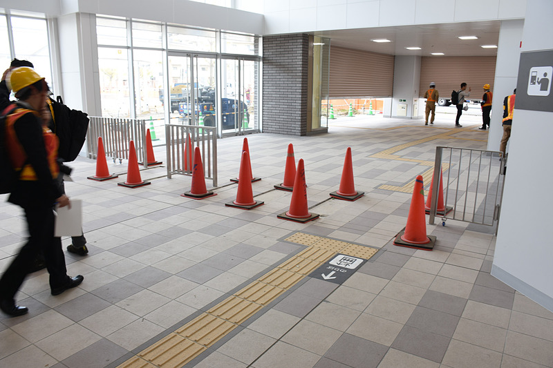 まだ改札機は取り付けられていなかった