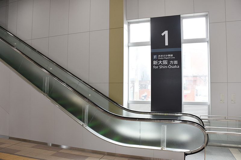 エスカレータ付近にもテーマカラーを配色