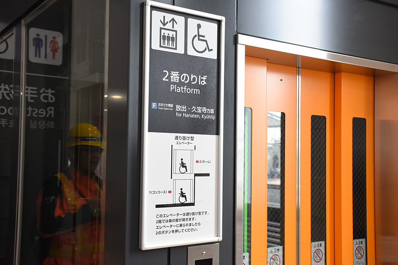 エレベータは前後に扉がある通り抜けタイプ