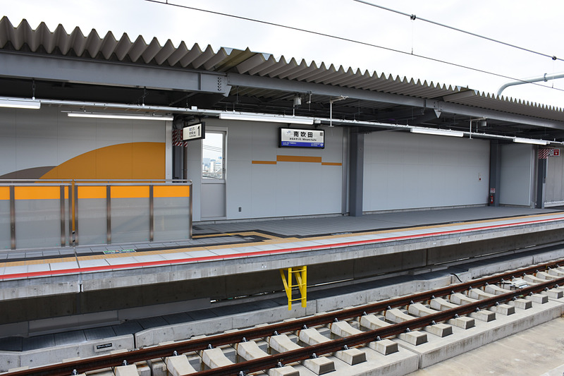 ホームはかなり大きく曲がっている